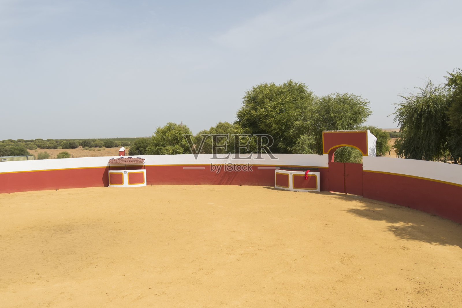 西班牙塞维利亚乡间的斗牛场照片摄影图片