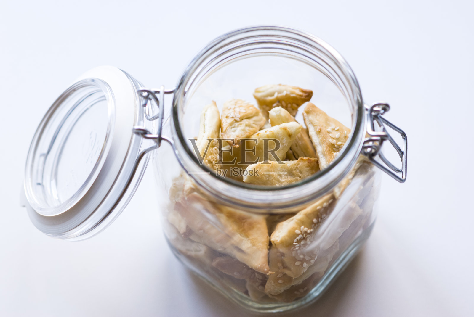 家里烤的饼干装在罐子里照片摄影图片