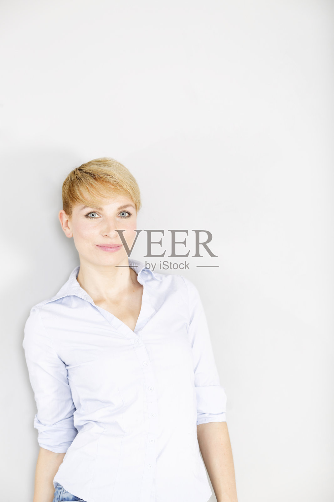 穿着蓝色衬衫摆时尚姿势的女人照片摄影图片