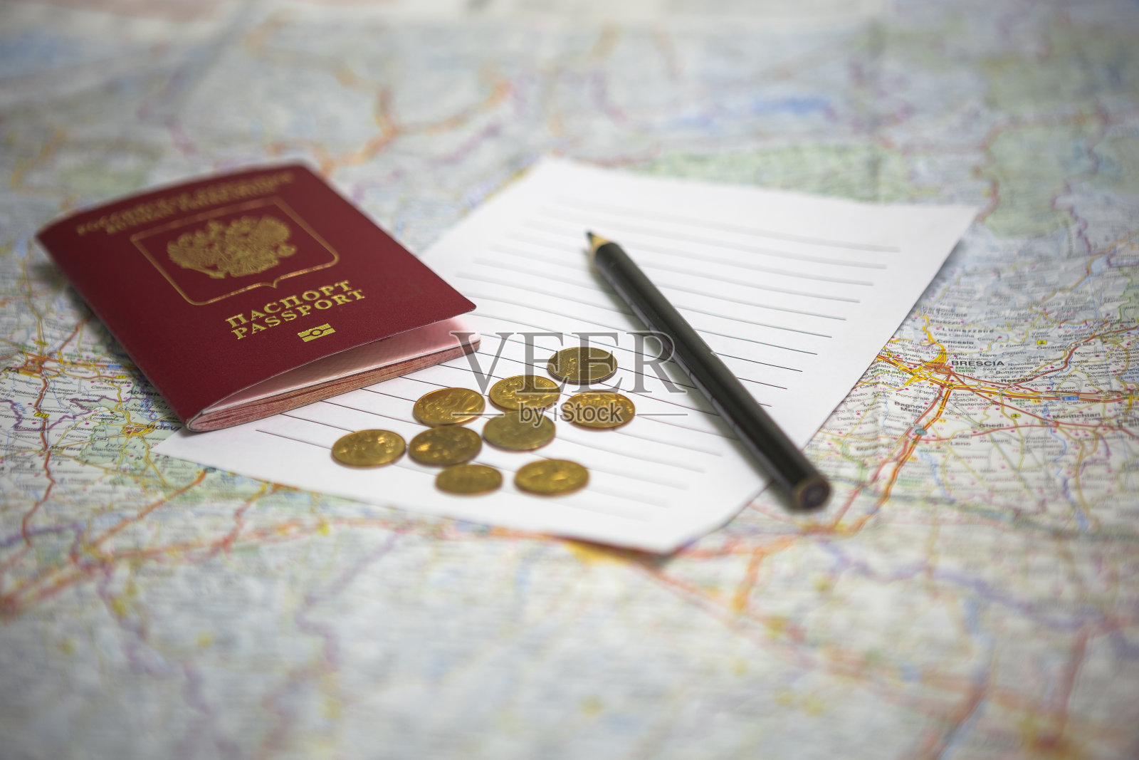 护照，硬币，铅笔和地图上的笔记本清单照片摄影图片