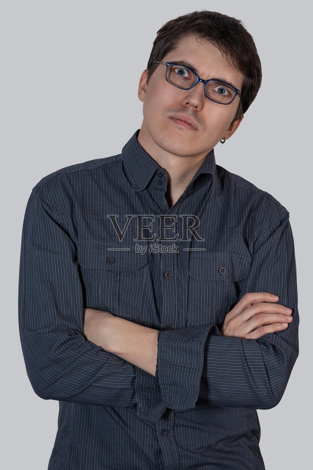 一个戴眼镜的年轻人的肖像照片摄影图片