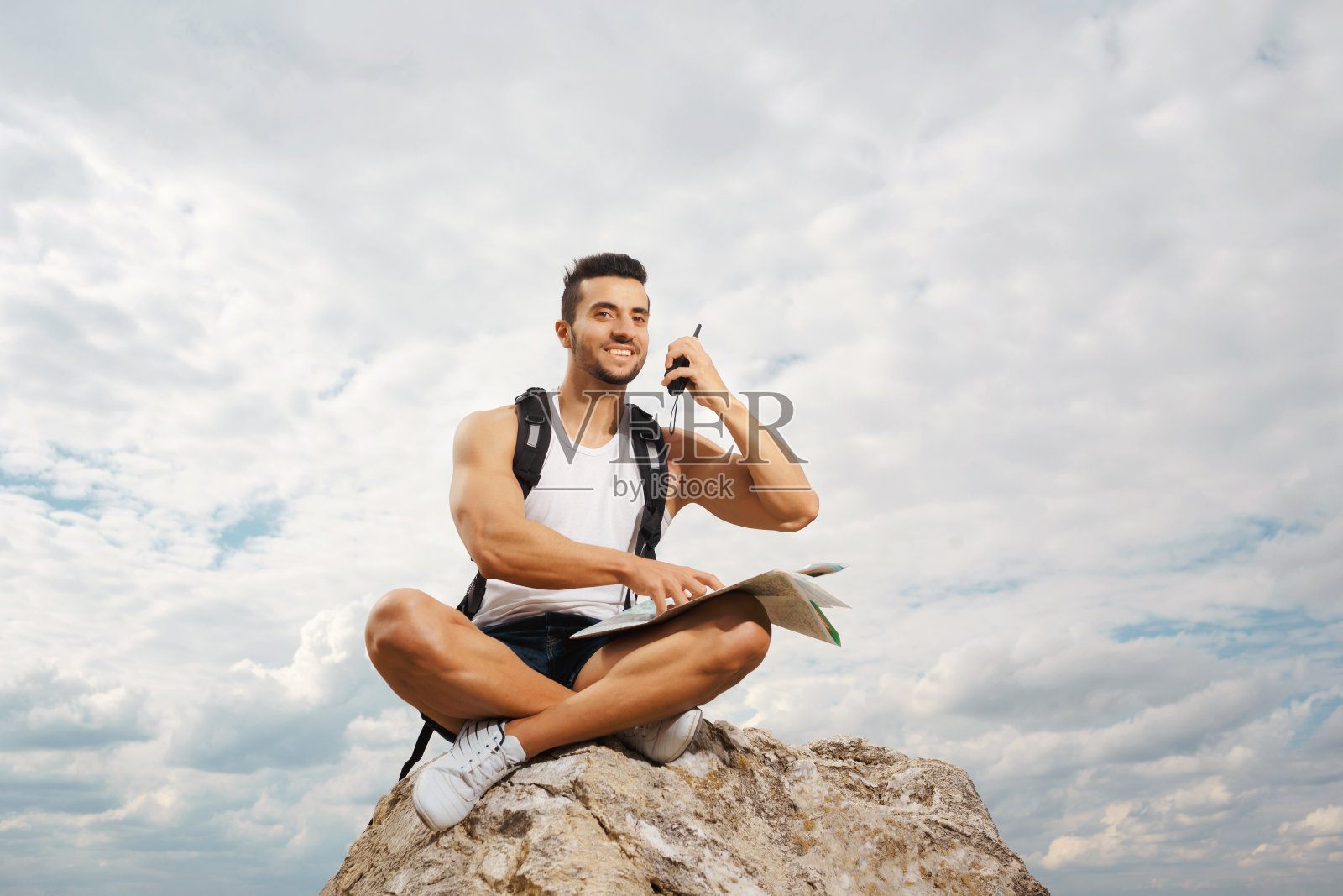 一个背着背包的年轻游客照片摄影图片