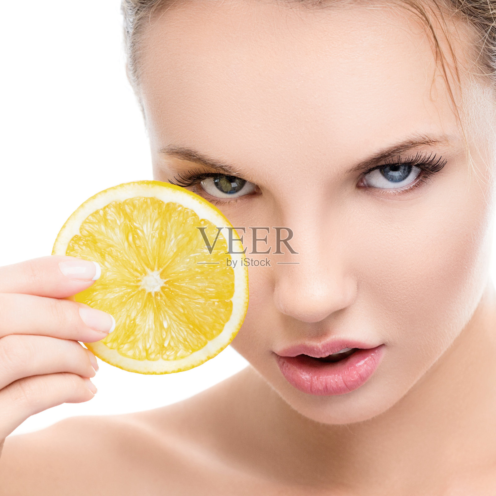 手里拿着橙色的年轻女子照片摄影图片