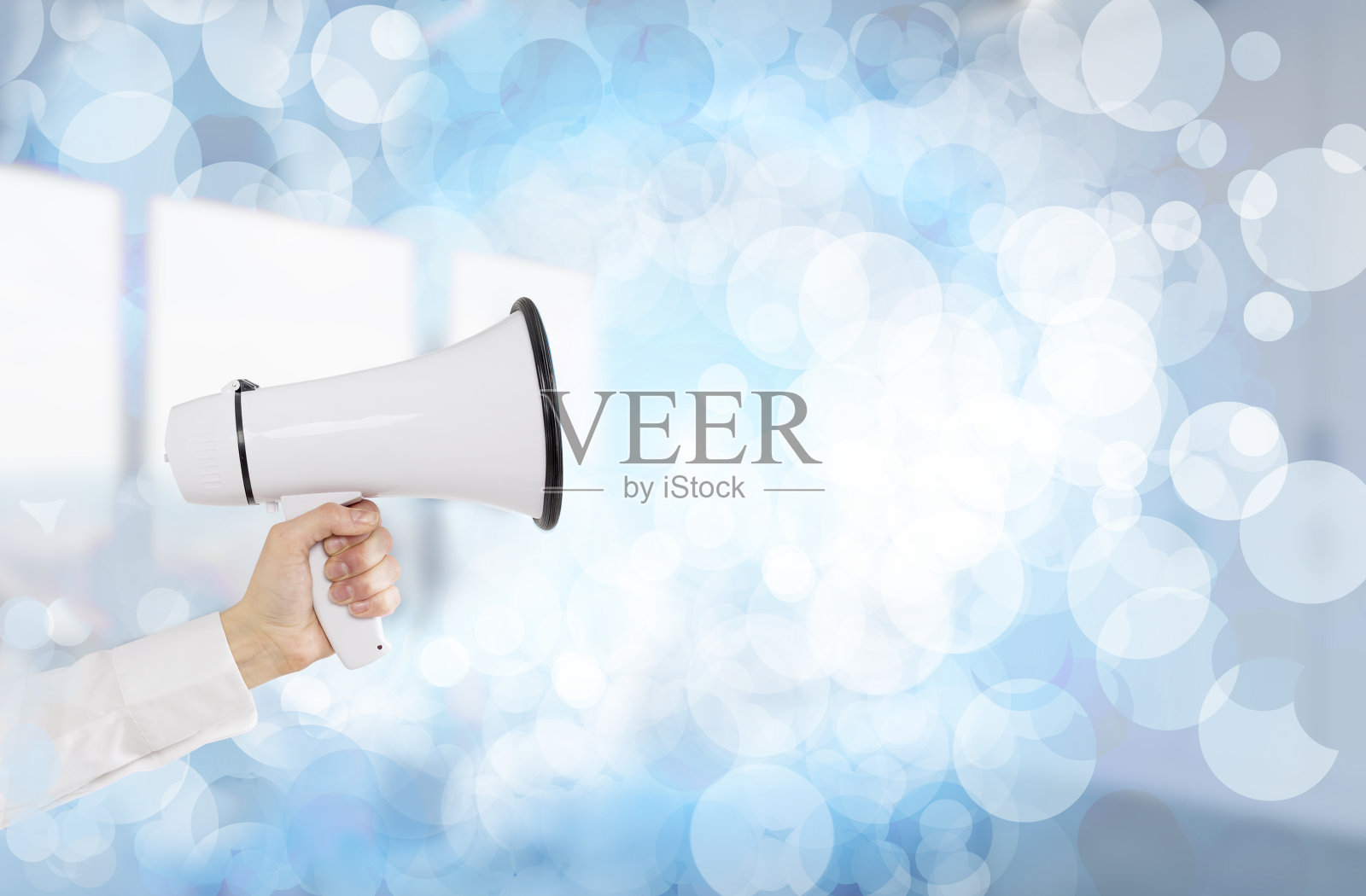 手拿扩音器照片摄影图片