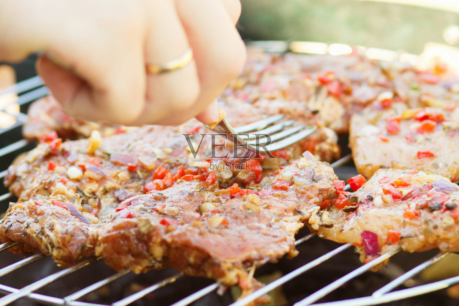 烧烤牛排，丈夫为妻子准备晚餐。照片摄影图片