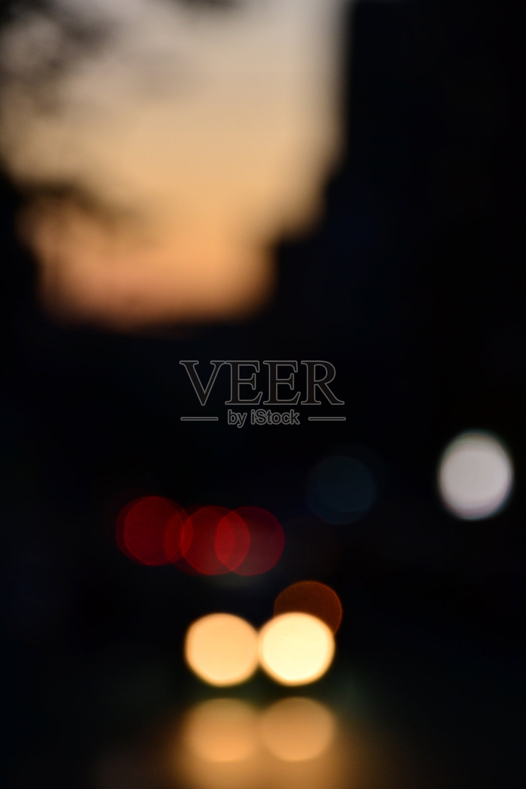 城市街灯在傍晚的背景中散焦照片摄影图片