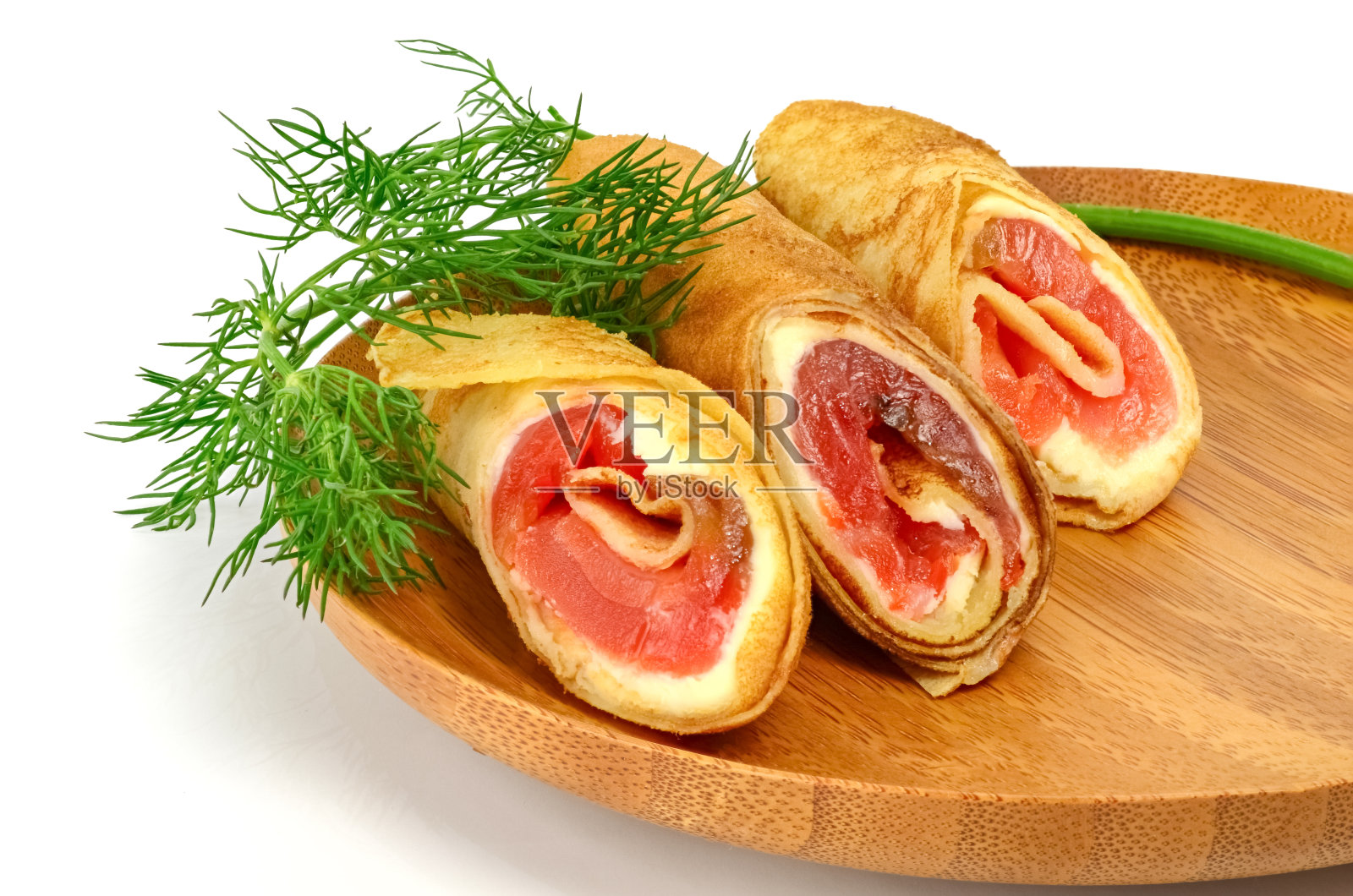 鲑鱼和奶酪煎饼在白色的背景照片摄影图片