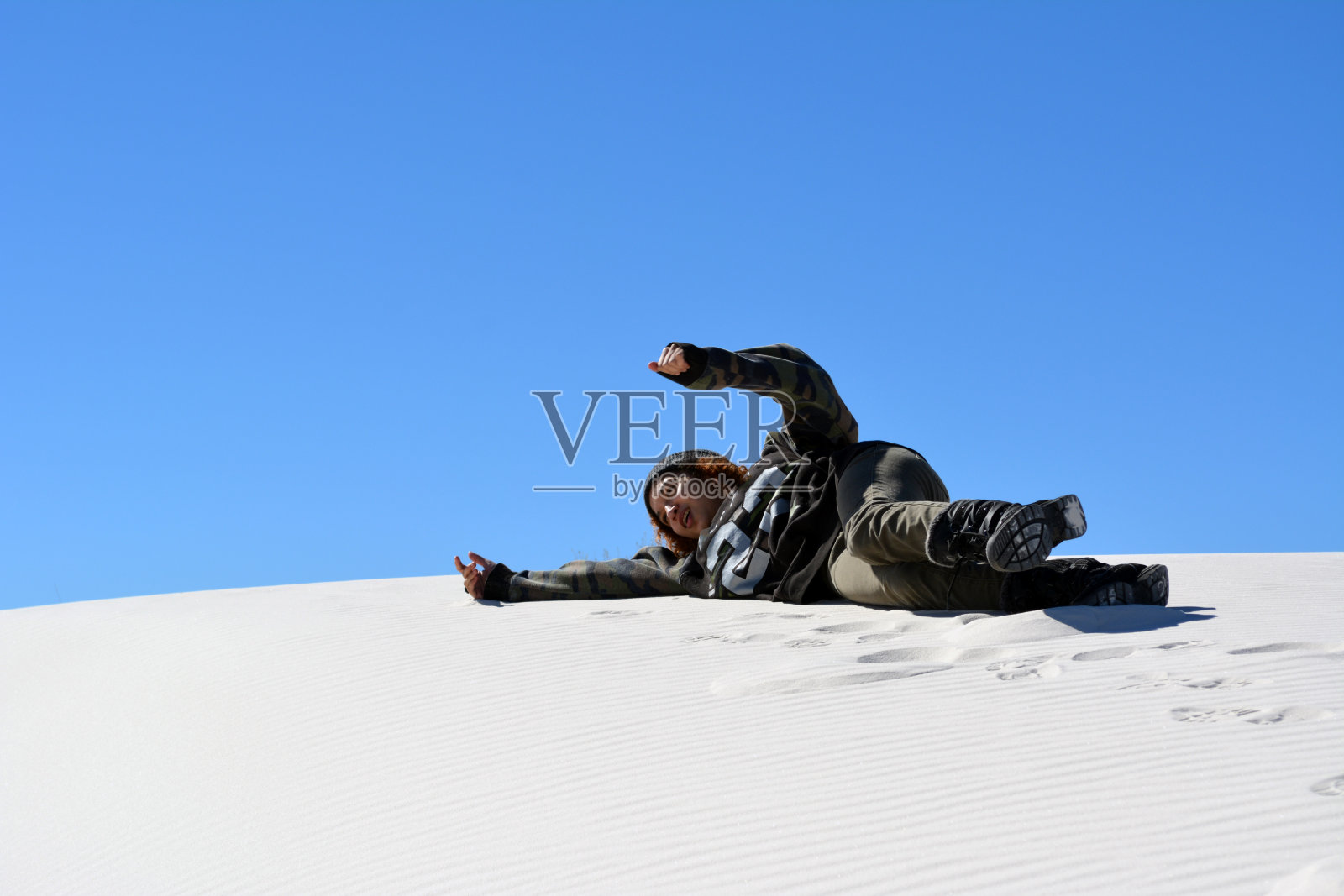 躺在沙丘里照片摄影图片