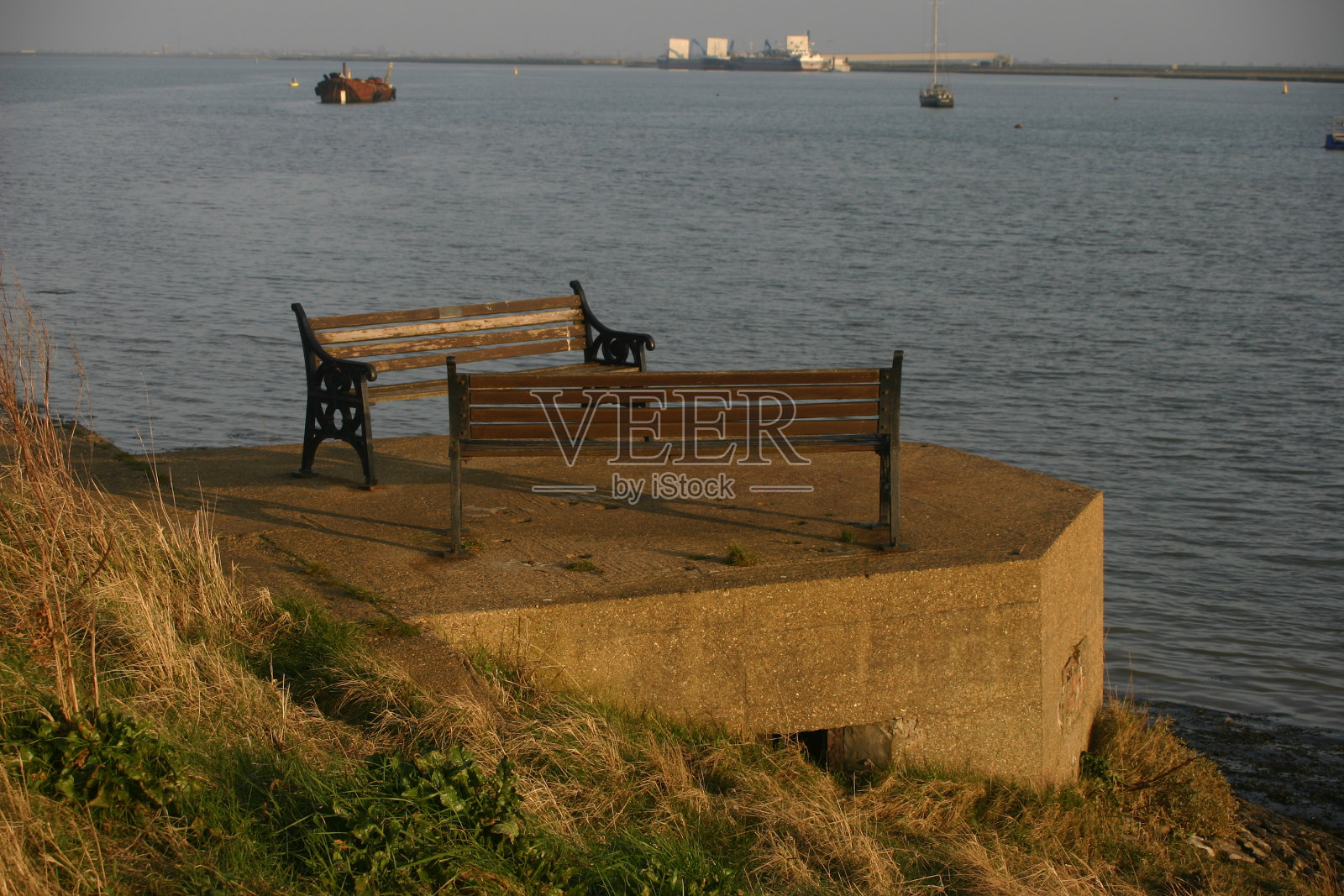 上面有座位的二战药丸盒照片摄影图片