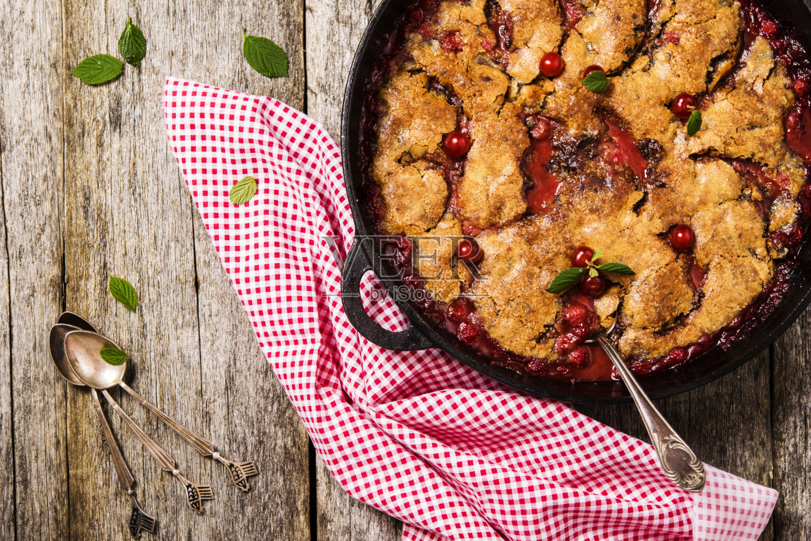 樱桃、肉桂和巧克力馅饼照片摄影图片