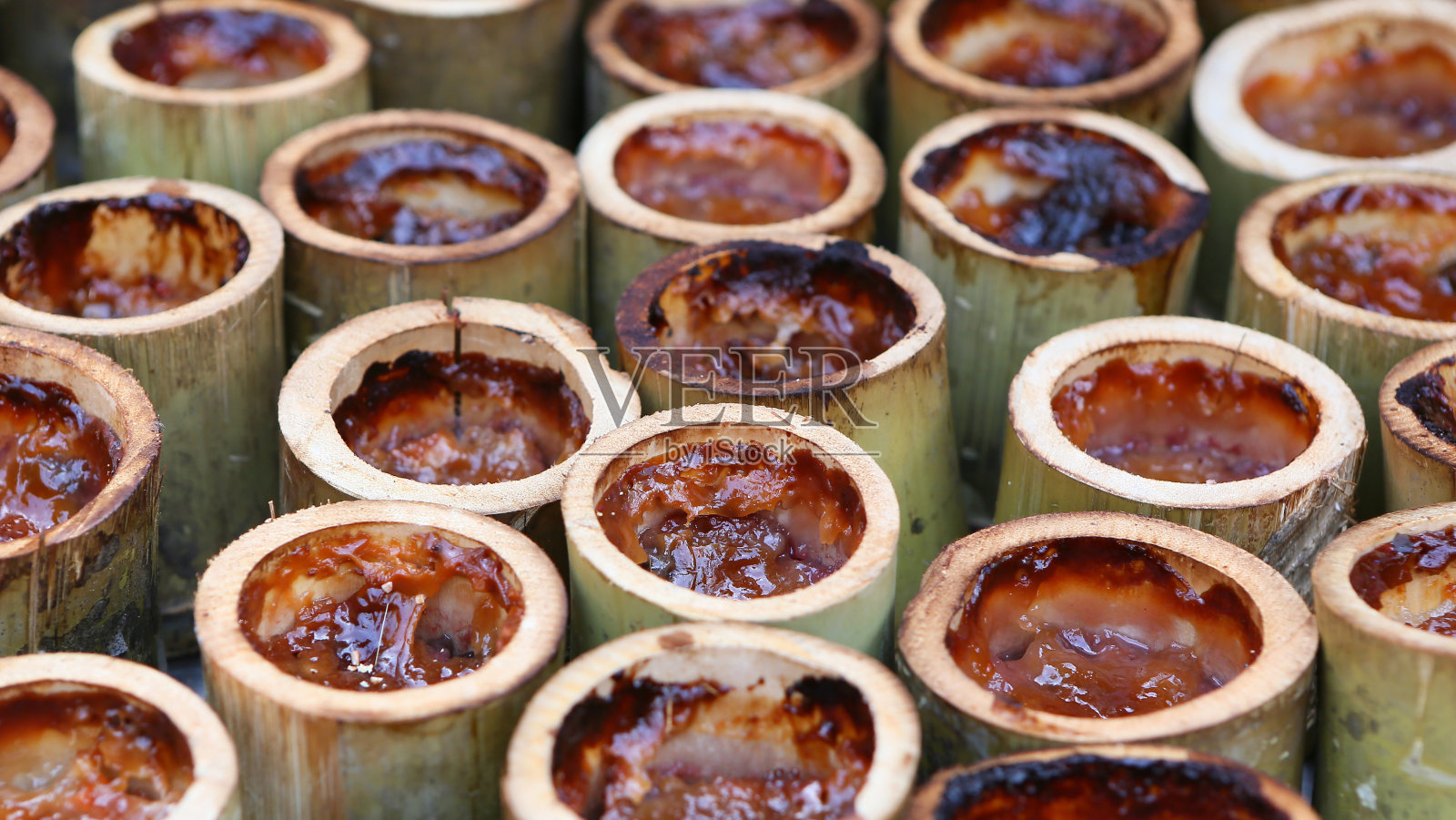 用椰子汁在竹子里煮的糯米照片摄影图片