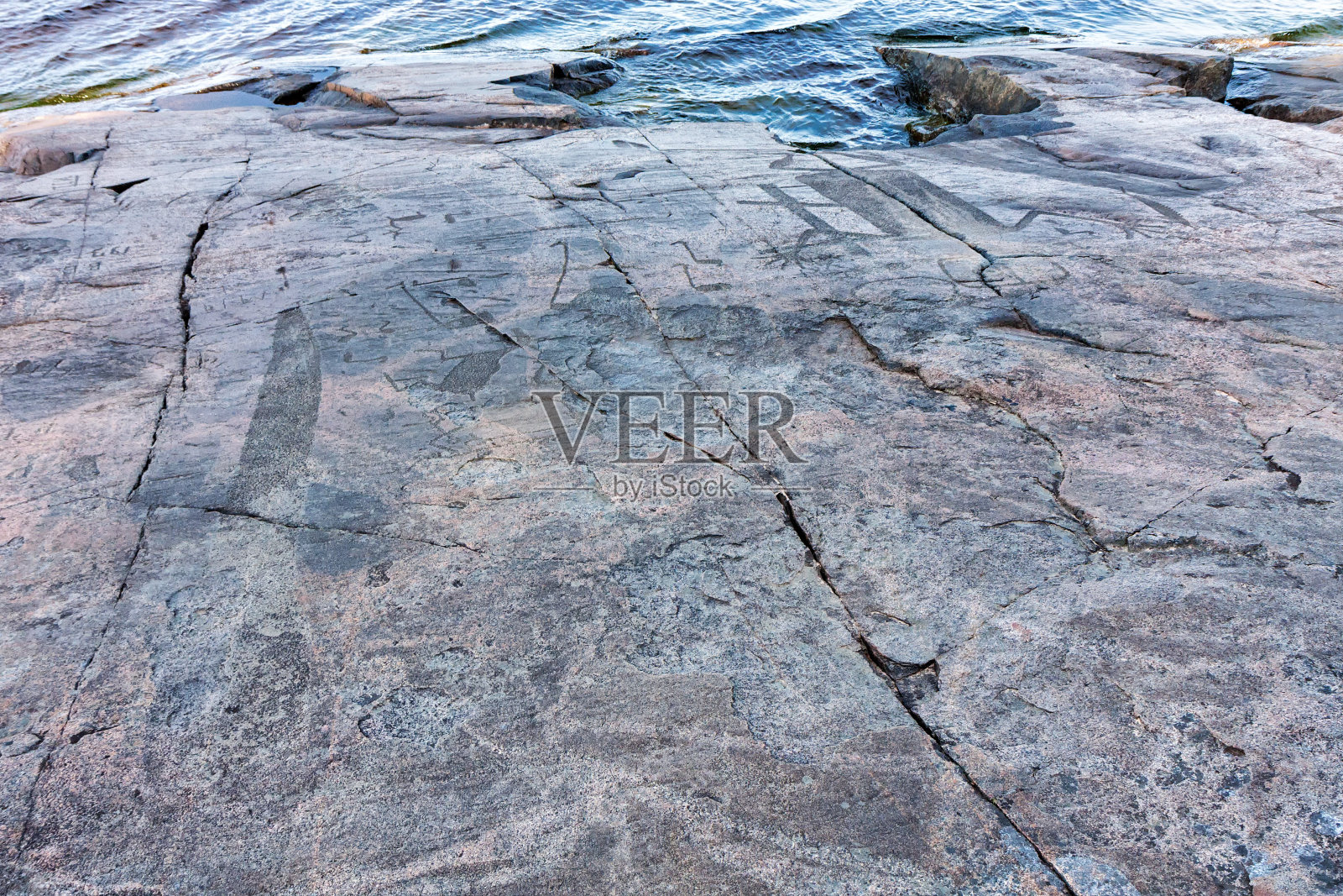 奥尼加湖岸花岗岩上的古老岩画照片摄影图片