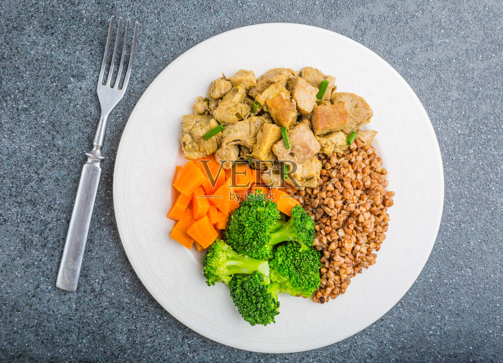 荞麦配肉和蔬菜在白色盘子里照片摄影图片