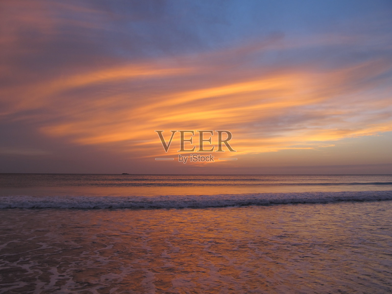 明亮的彩色日落与美丽的云在海上照片摄影图片