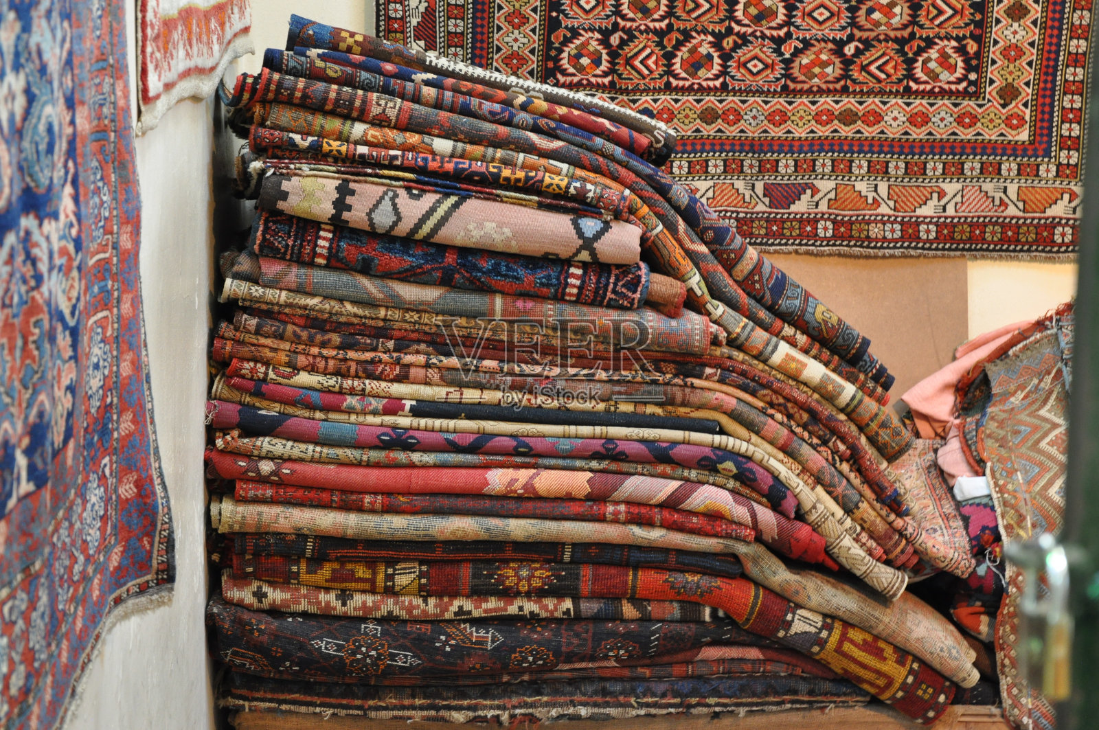 市场上的一堆土耳其地毯照片摄影图片