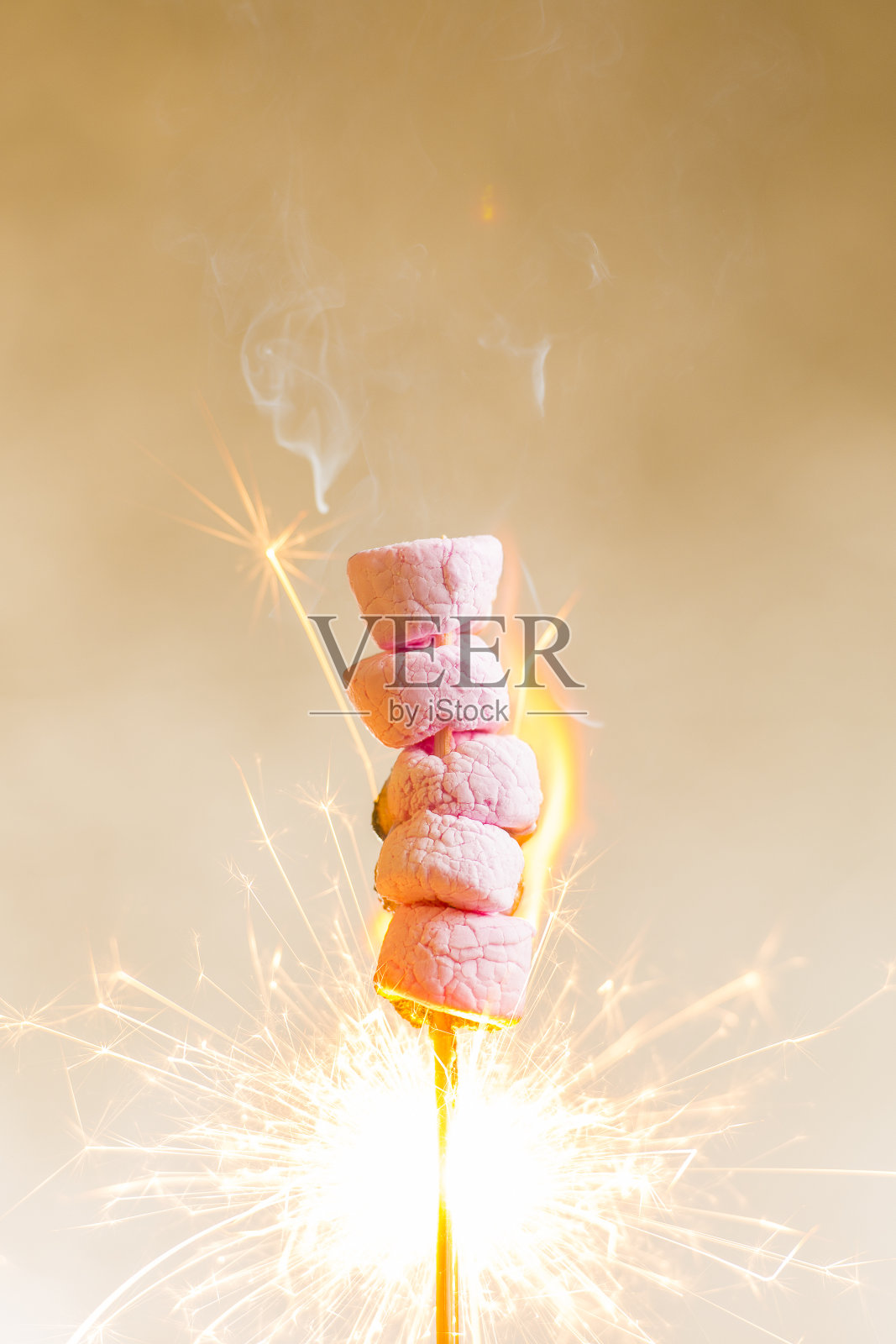 粉红色棉花糖着火了照片摄影图片