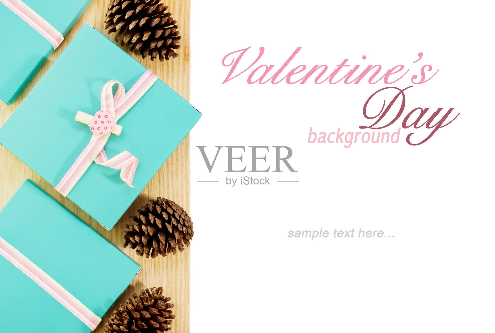 带有粉色丝带和杉木的蓝色礼品盒照片摄影图片