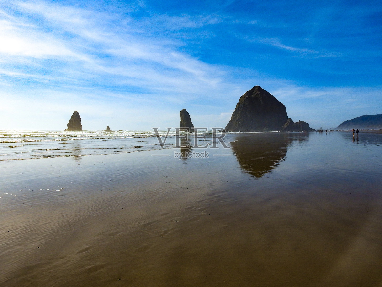 干草堆岩，坎农海滩，俄勒冈州照片摄影图片