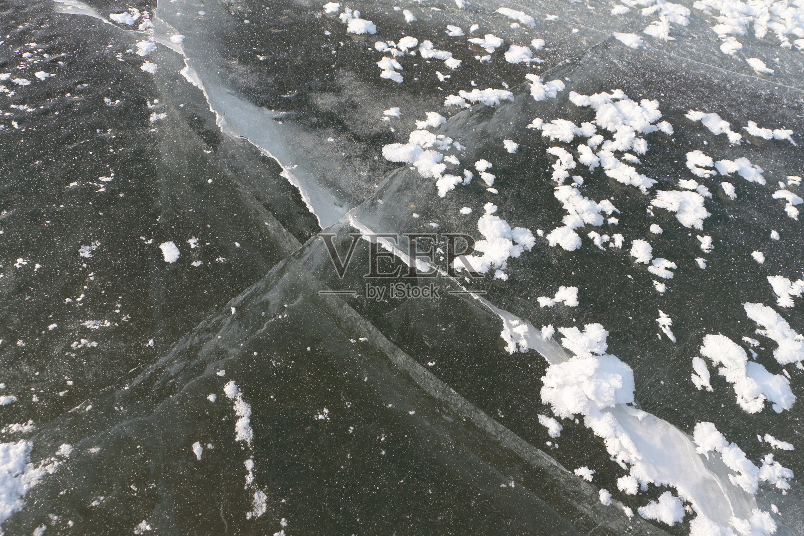 河上冰面上的裂缝照片摄影图片