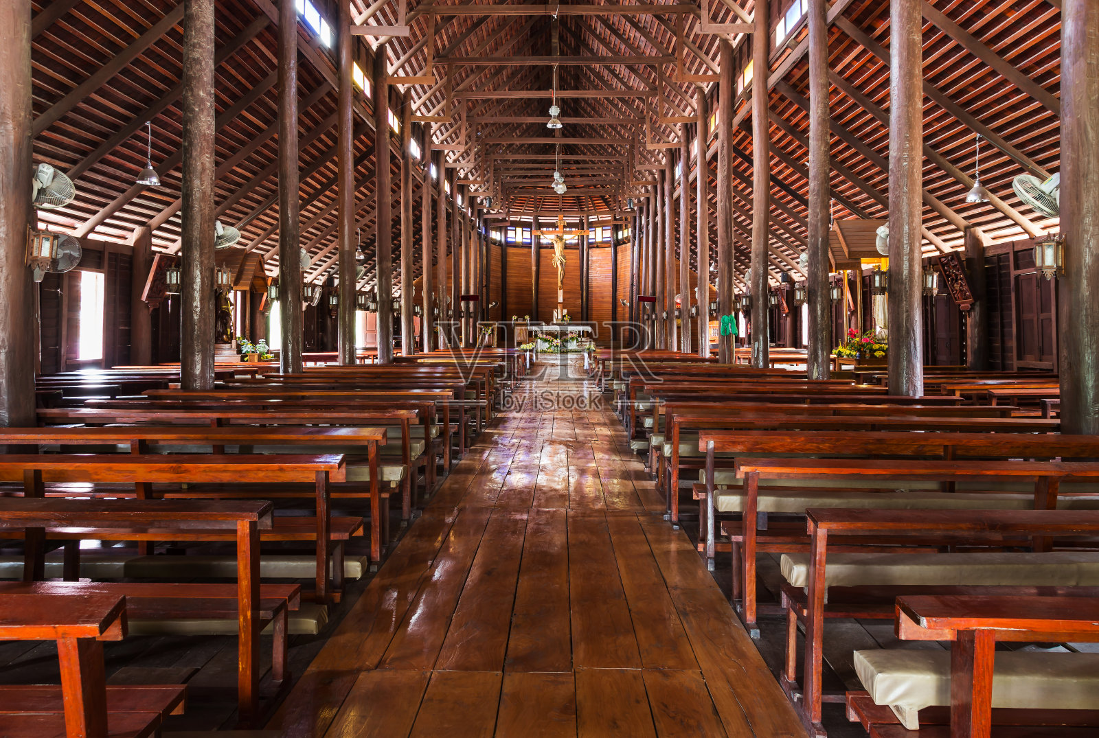 泰国一座古老的木制教堂。照片摄影图片