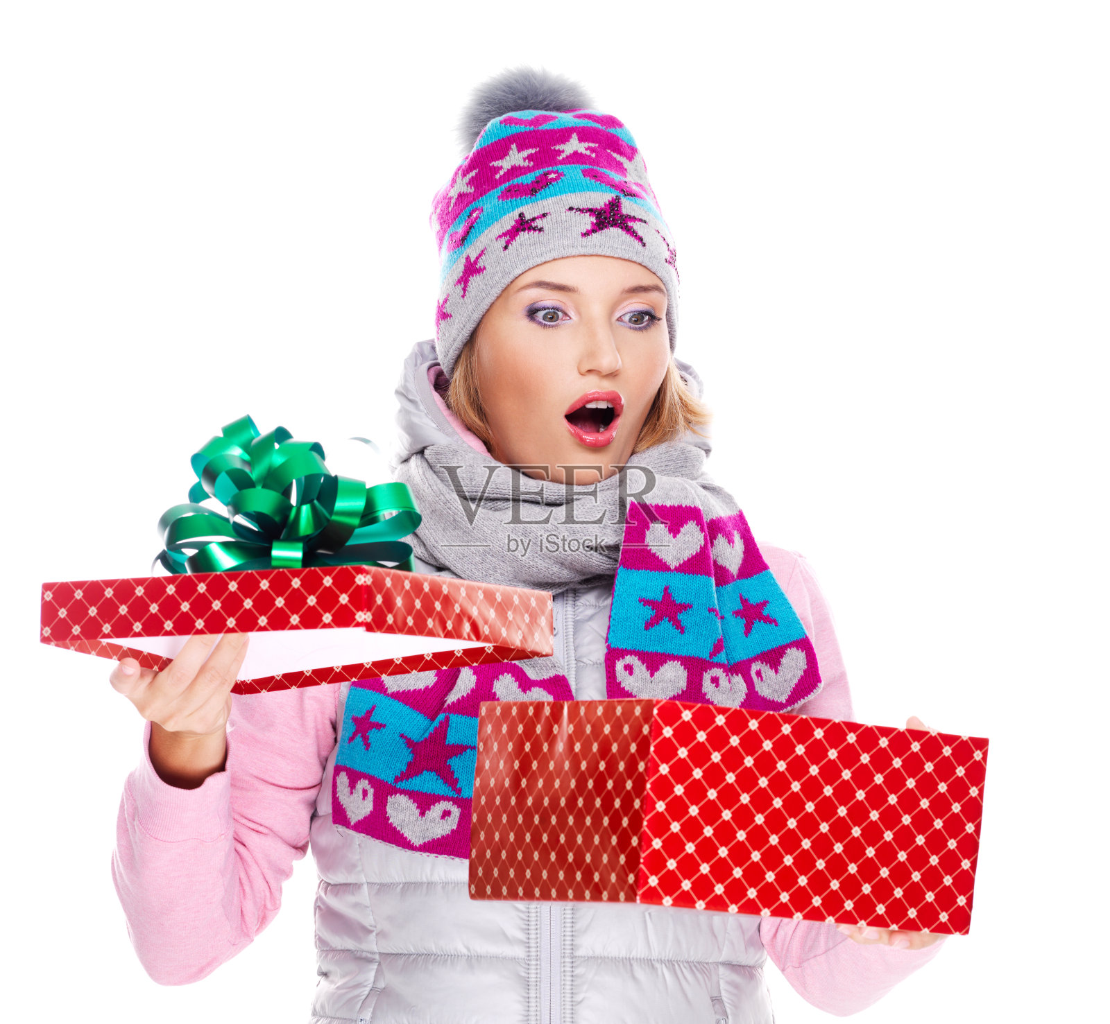 惊喜的女人拿着圣诞礼物的照片照片摄影图片