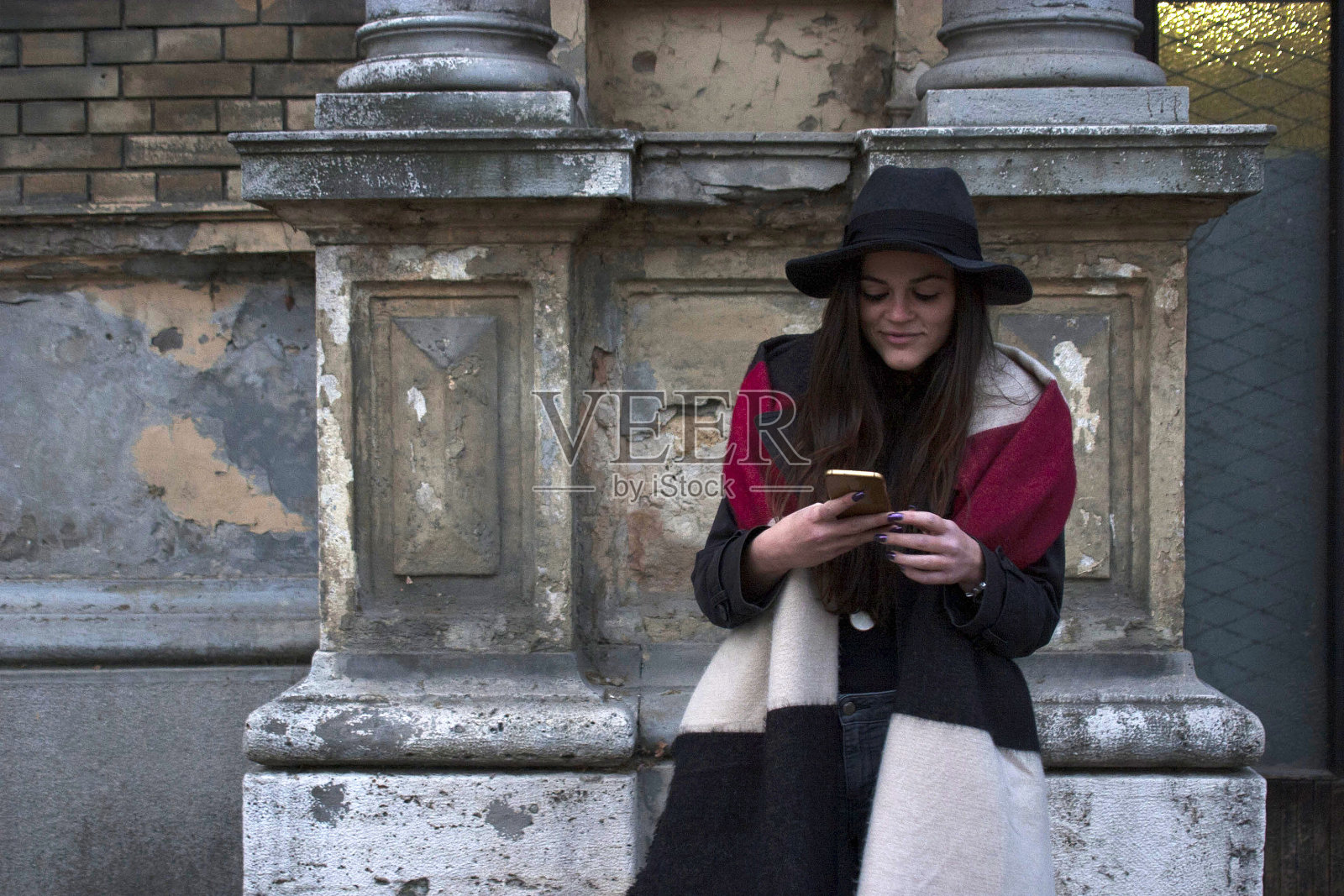 年轻女子拿着电话照片摄影图片