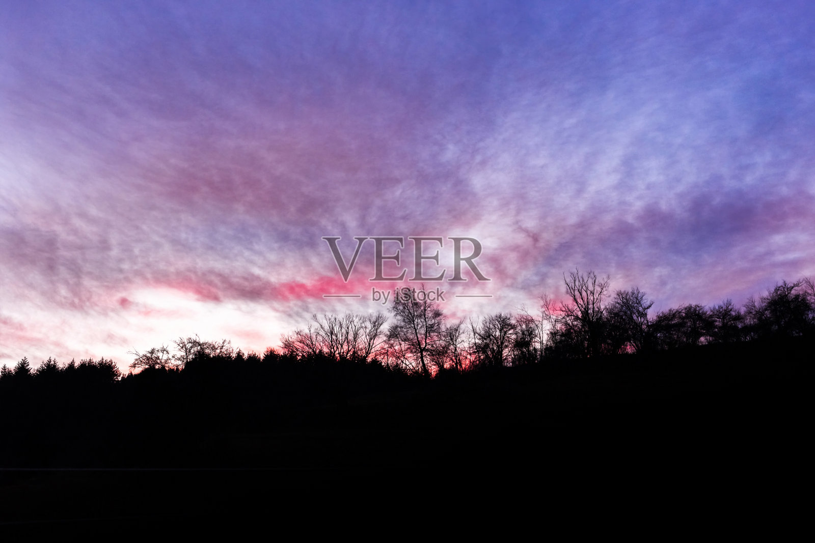 美丽的日落/日出与血红色的云在蓝天照片摄影图片