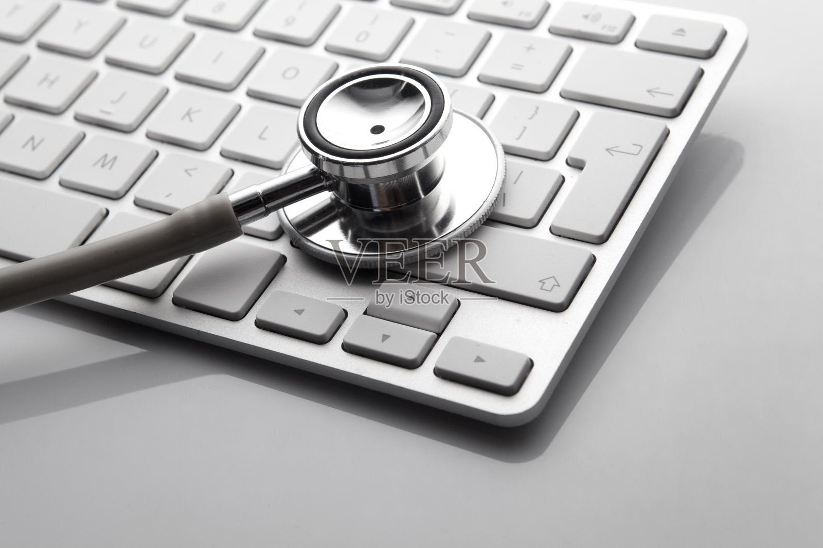 听诊器在键盘上照片摄影图片