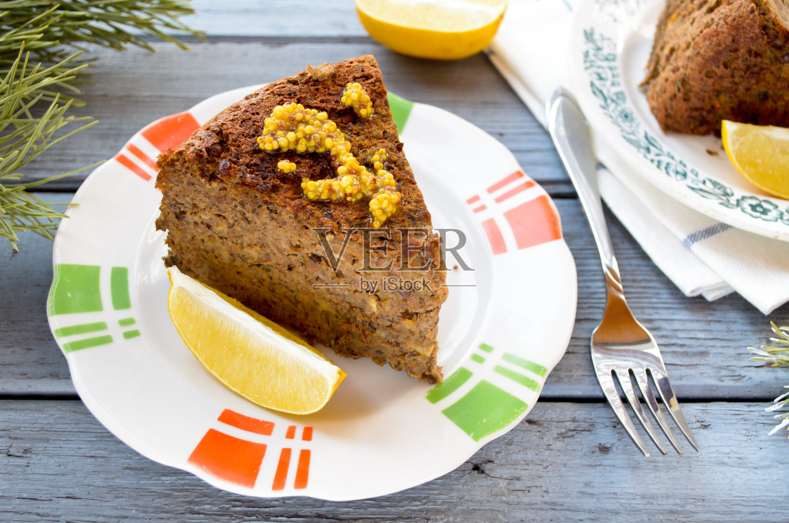 素食扁豆蘑菇派配芥末和柠檬照片摄影图片