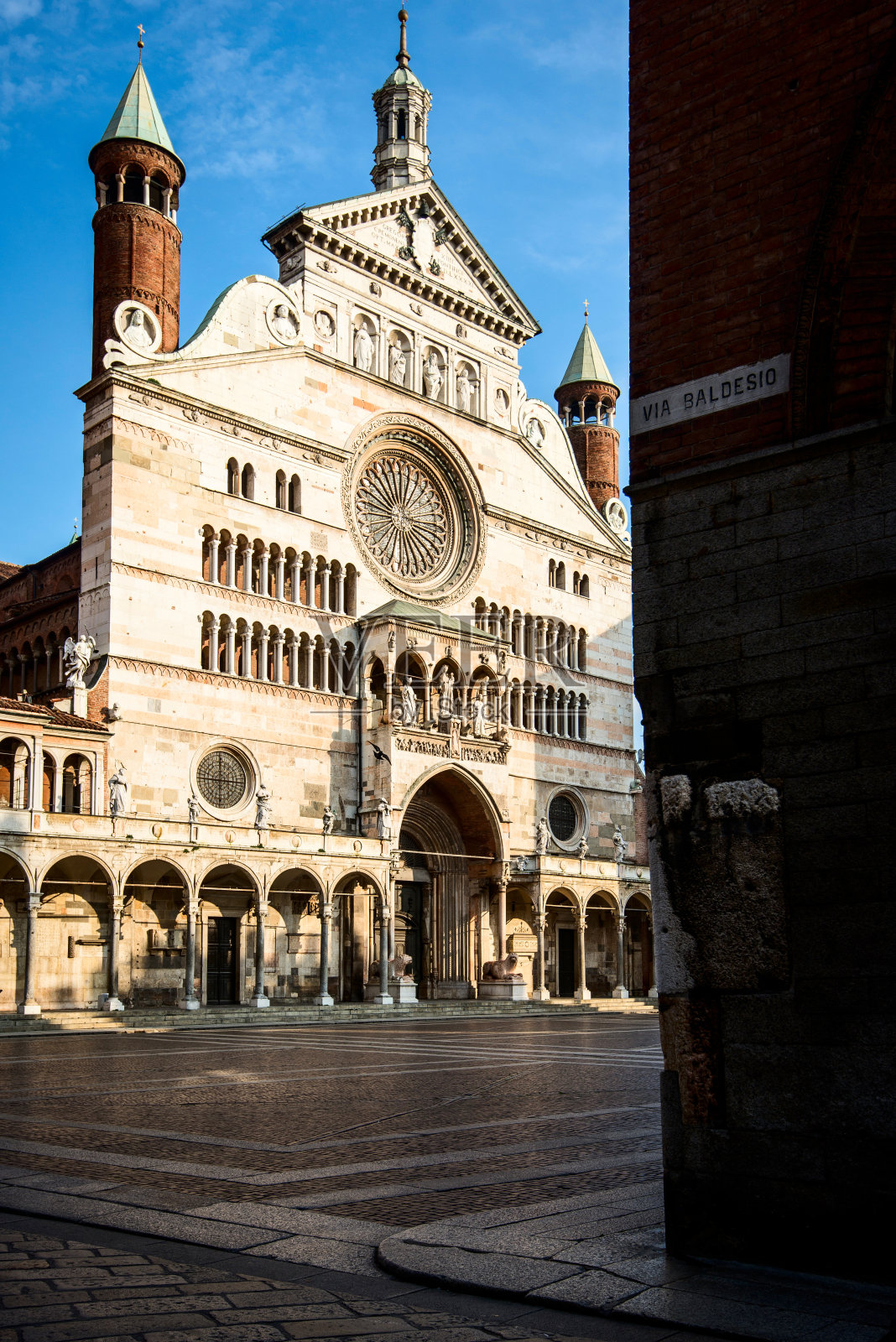 克雷莫纳广场大教堂照片摄影图片