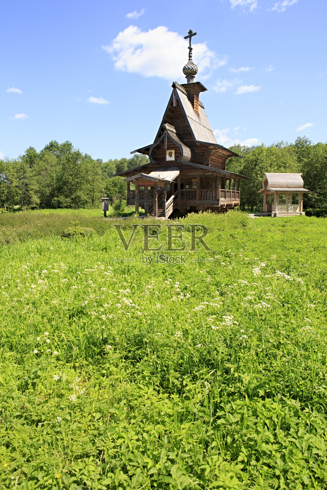 格雷麦奇克瀑布的拉多涅日圣塞吉亚斯教堂照片摄影图片