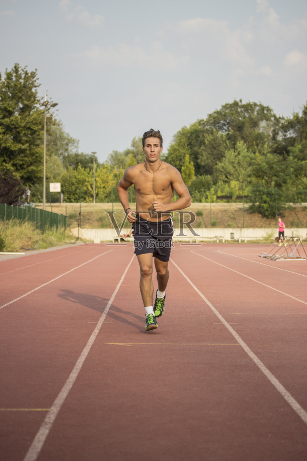 跑道上的跑步者。正面全身射击。照片摄影图片