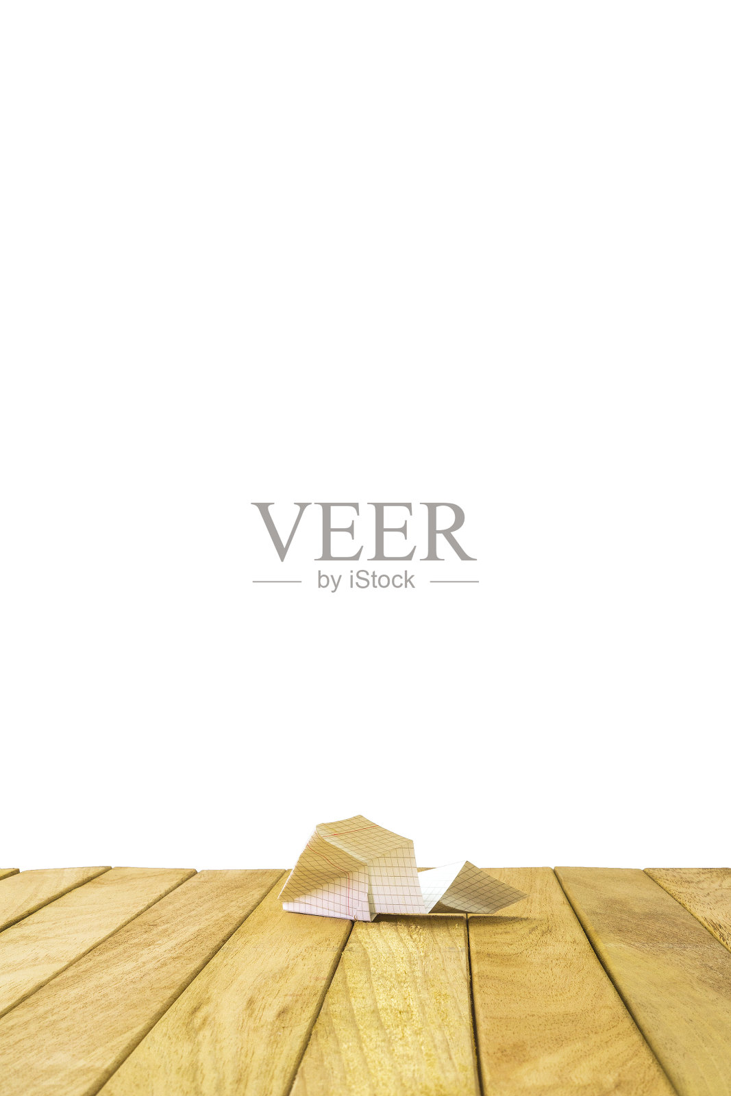 木制平台上的纸飞机照片摄影图片