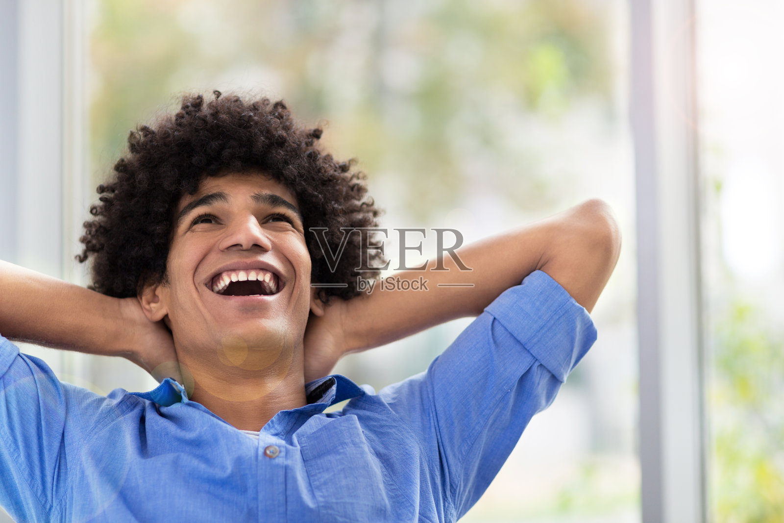 留着爆炸头的年轻人照片摄影图片