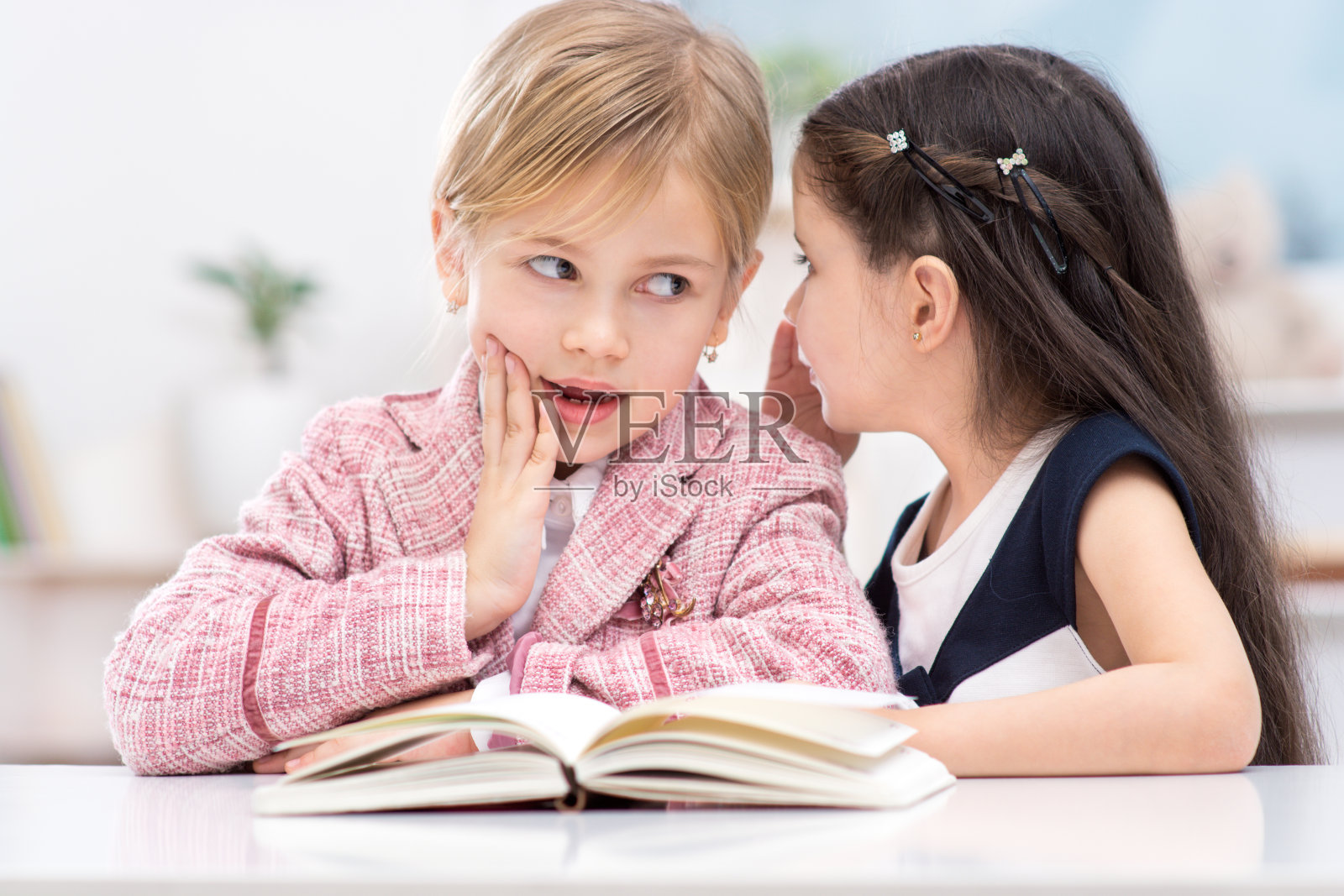 两个可爱的小女孩窃窃私语照片摄影图片