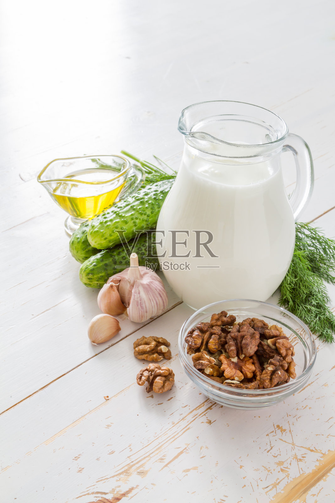 冬瓜汤配料-黄瓜，莳萝，核桃，大蒜，酸奶，油照片摄影图片