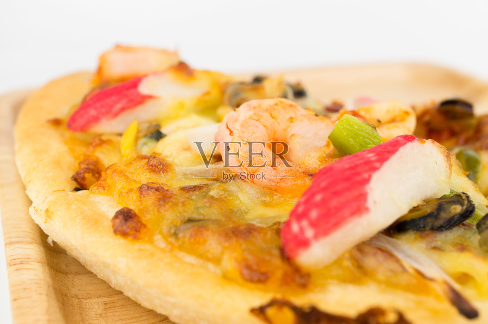 海鲜披萨在白色孤立的背景上的特写照片摄影图片