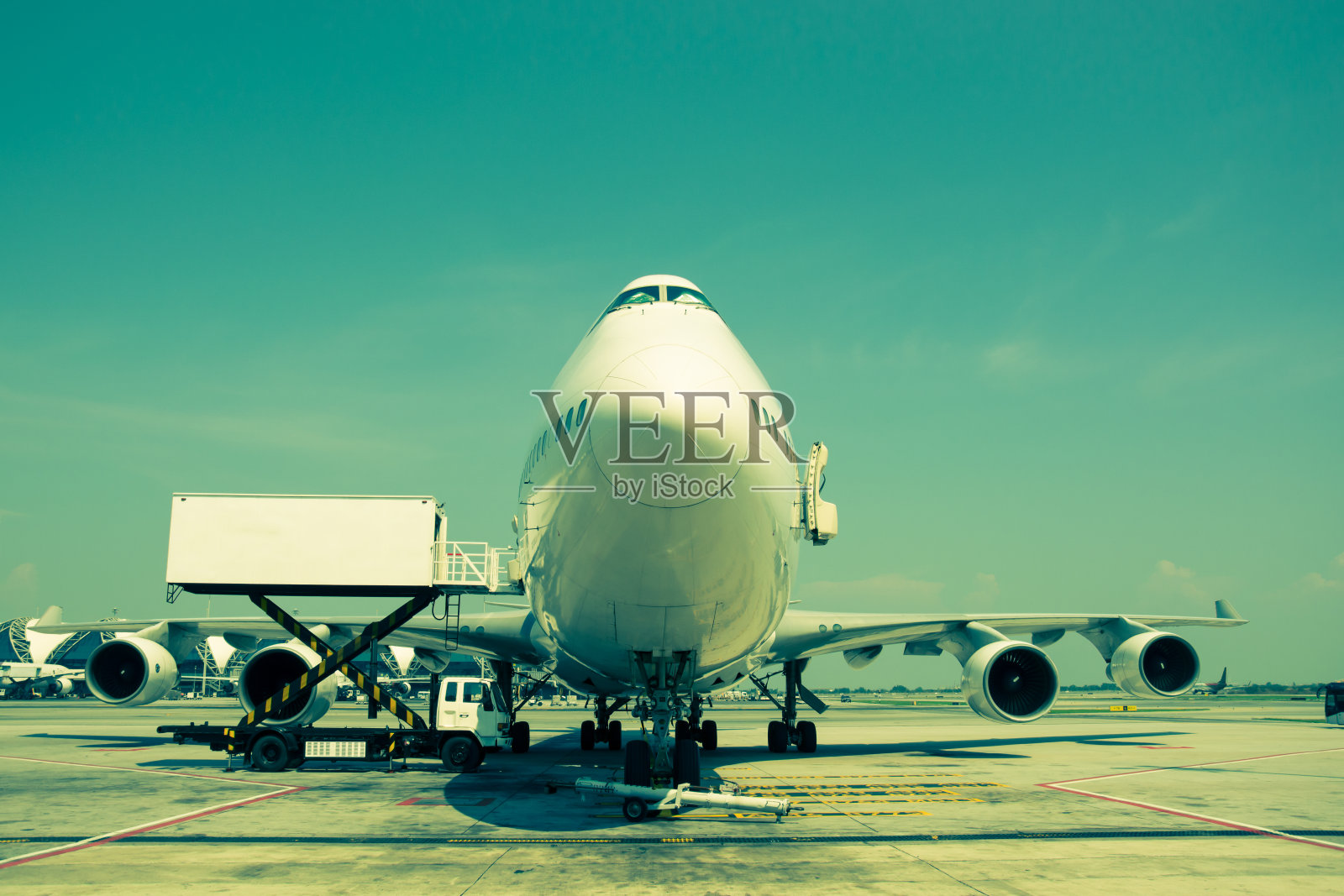 靠近机场终点站的飞机。分离锡照片摄影图片