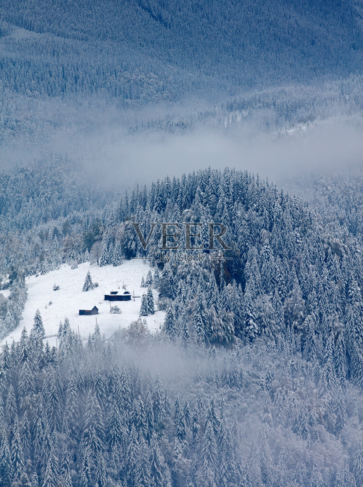 冬天山上的小房子照片摄影图片