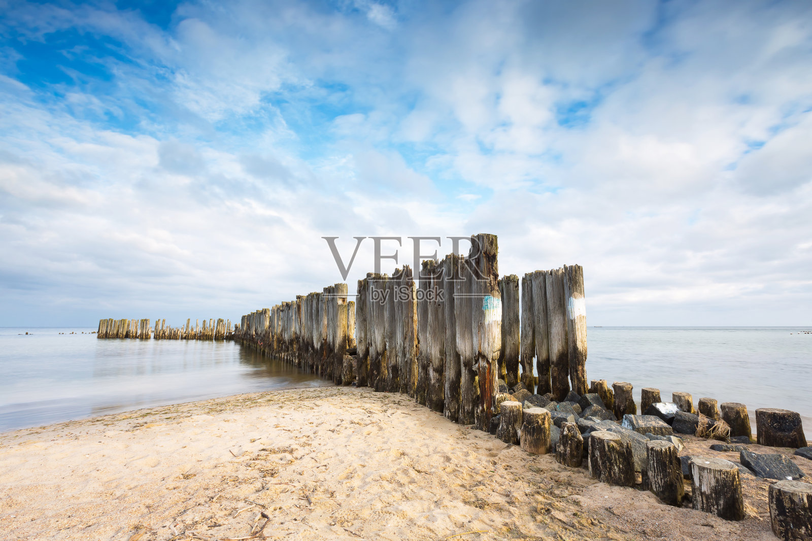 波罗的海的沙质海岸，有古老的军事建筑照片摄影图片