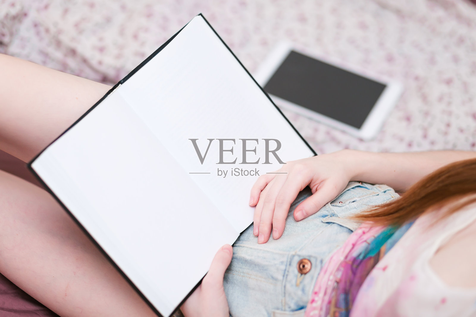 女孩在床上看书照片摄影图片