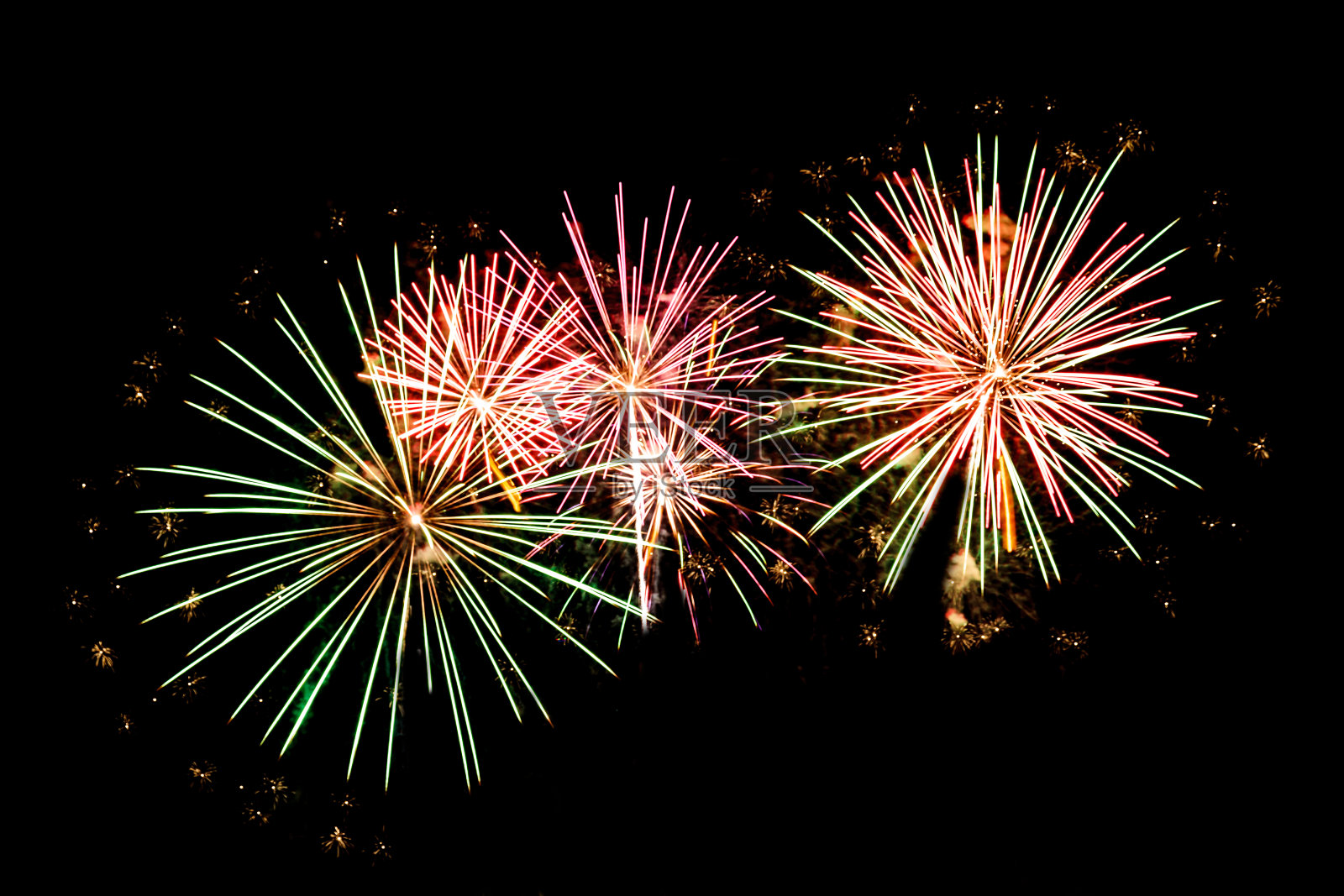 除夕夜放烟花照片摄影图片