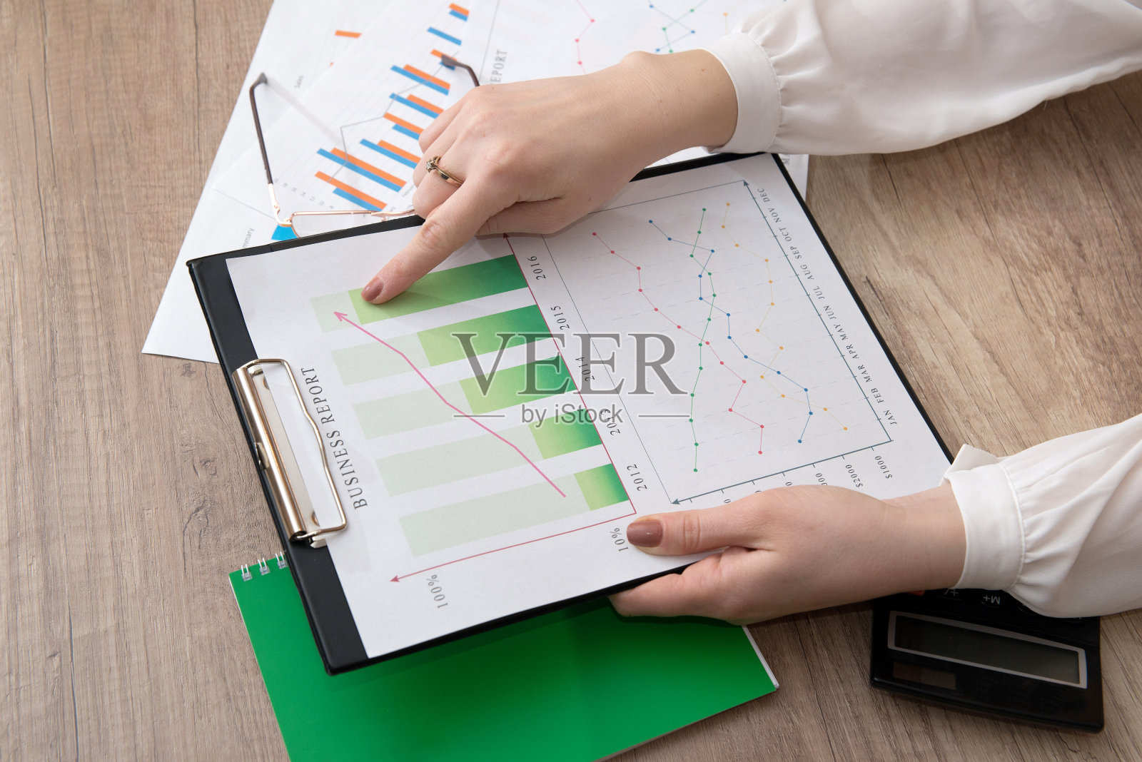 业务伙伴查看业务图照片摄影图片