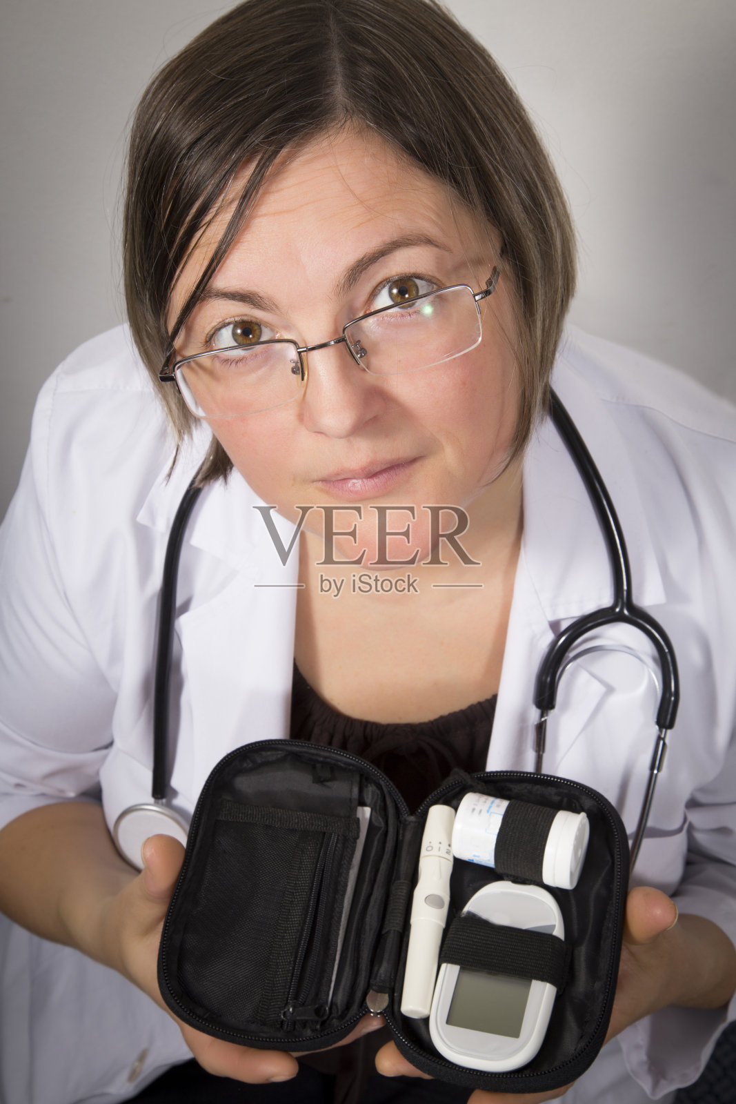 医生展示迷你数字糖尿病测量仪照片摄影图片