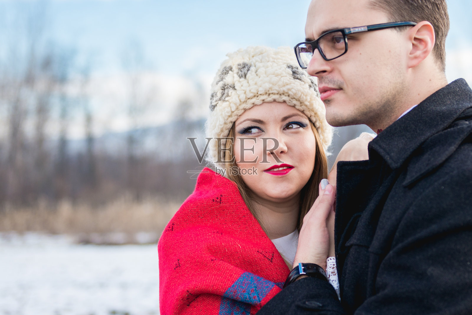 一对美丽的夫妇在享受冬日的阳光照片摄影图片