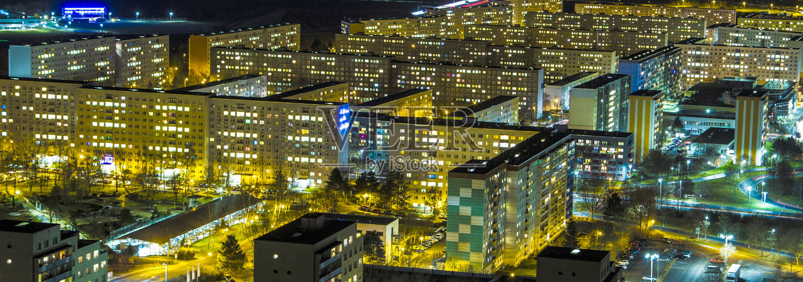 夜间用预制混凝土板建造的建筑物照片摄影图片