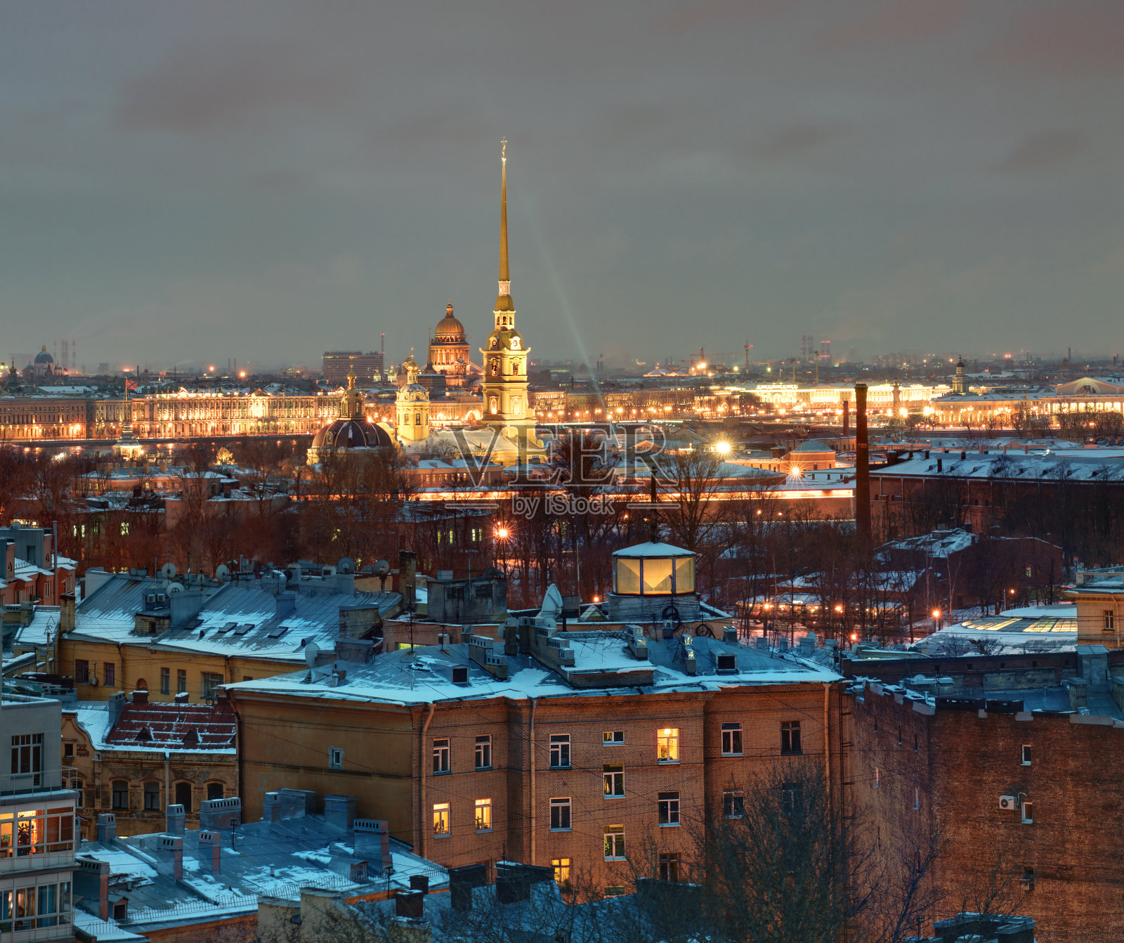 以彼得和保罗要塞为背景的圣彼得堡住宅建筑。照片摄影图片