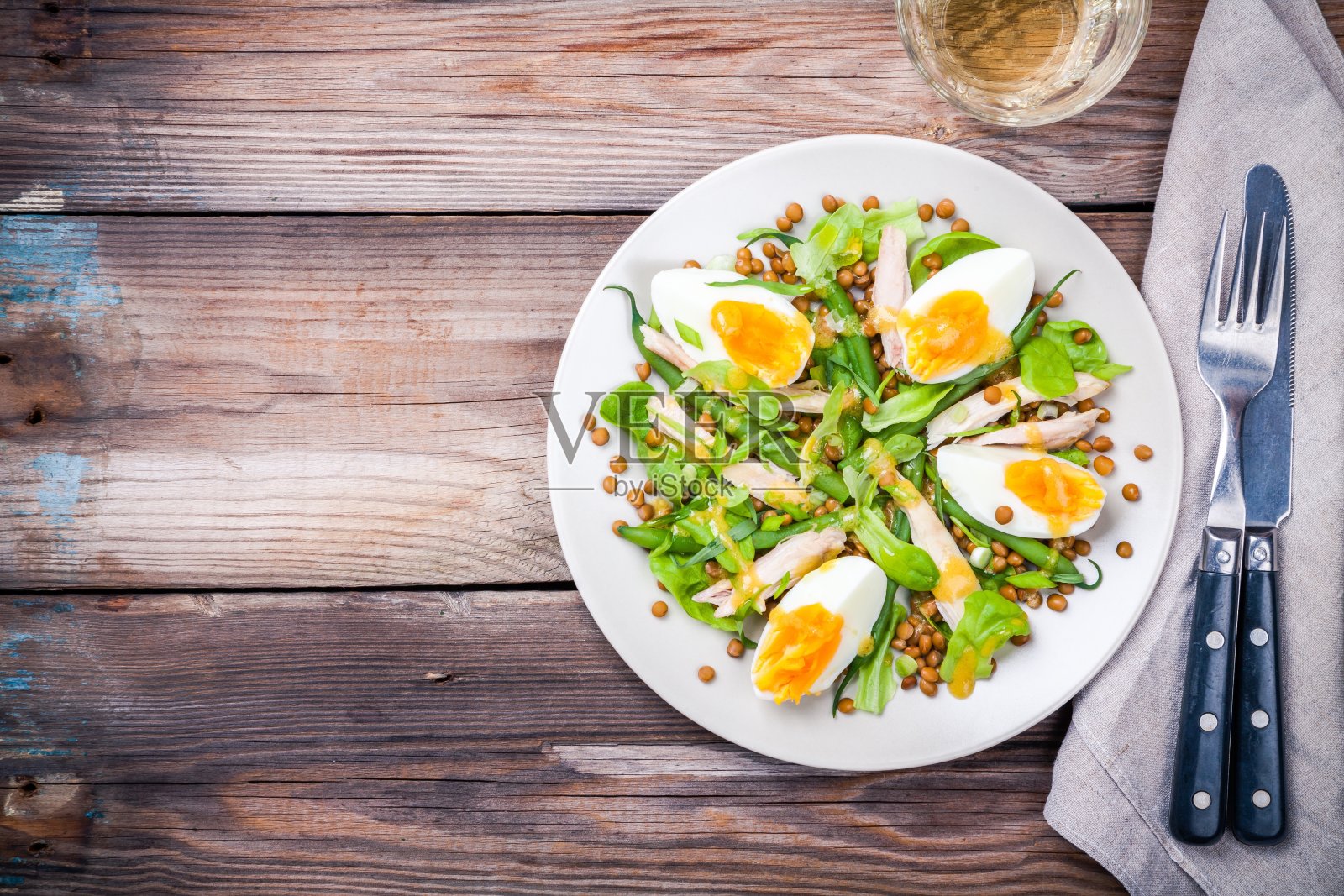 鸡肉、扁豆和青豆的沙拉照片摄影图片