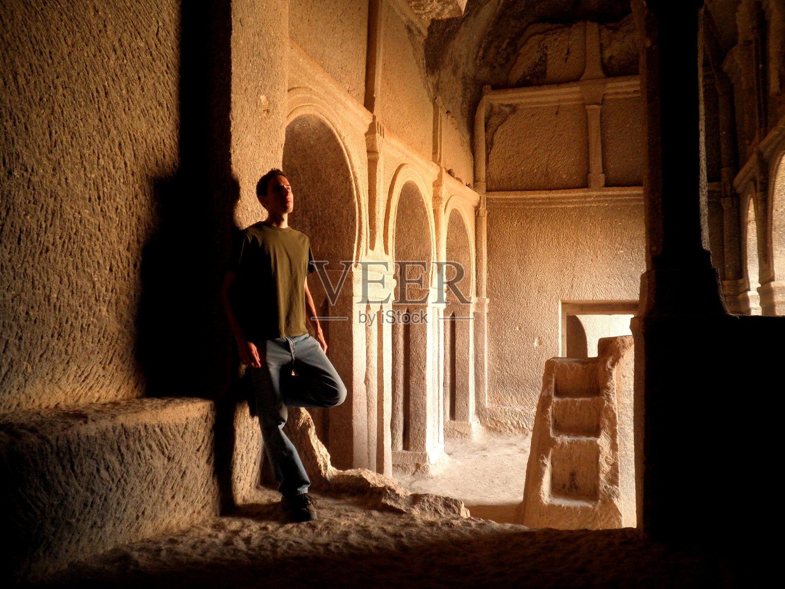 独人地下教堂照片摄影图片