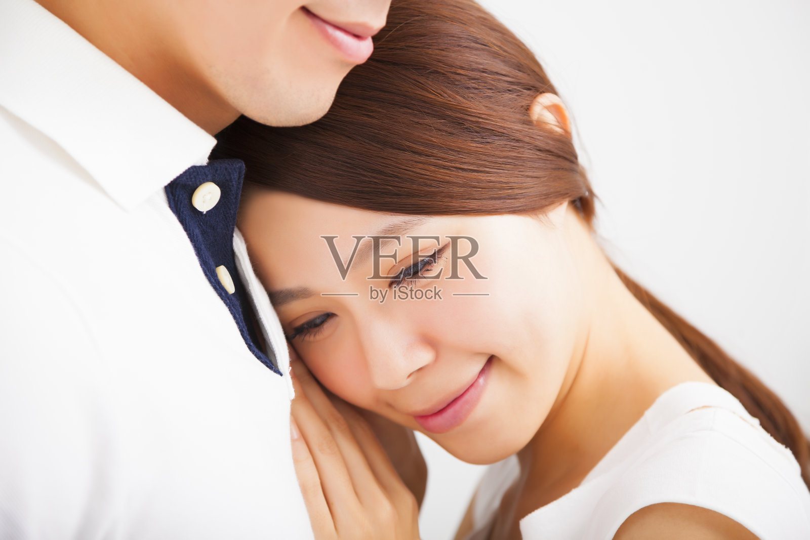 幸福的微笑年轻夫妇在爱照片摄影图片